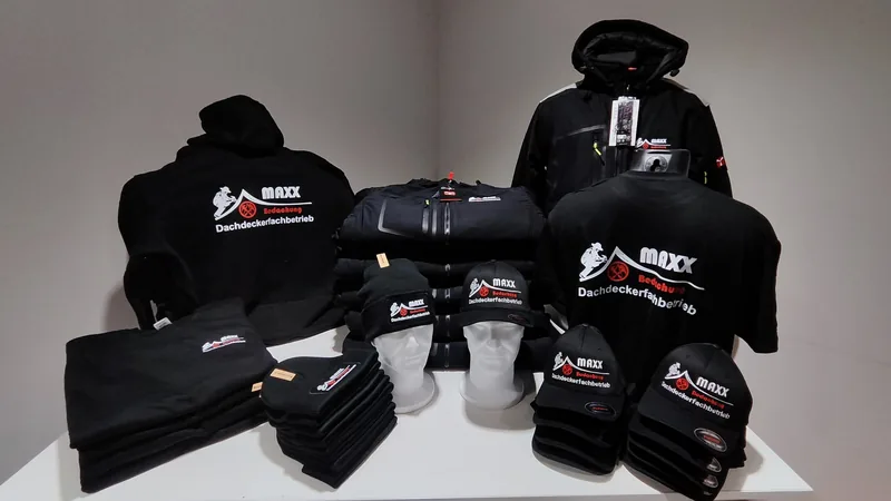 MAXX Bedachung Komplettset: Hoodies, Jacken, Mützen und Caps bestickt