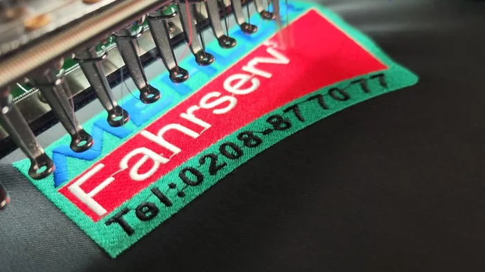 Bestickter Fahrservice-Patch live auf der Stickmaschine
