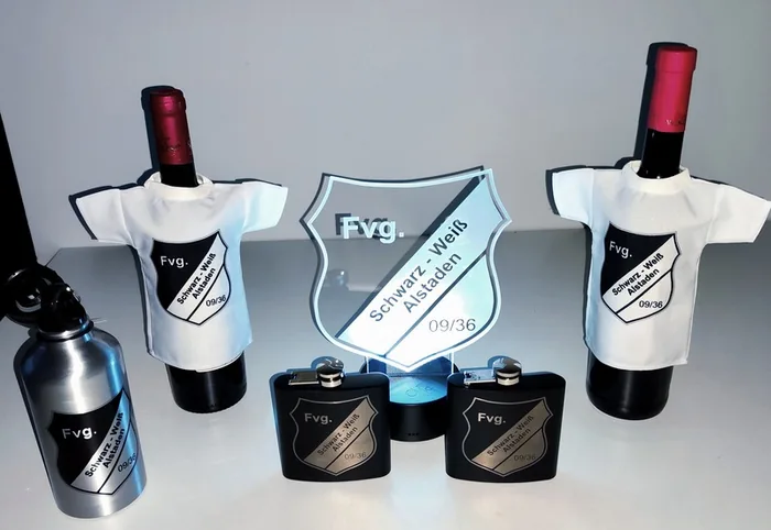 Weinflaschen-Trikots, Leuchtschild und Flachmänner mit Fvg. Schwarz-Weiß Alstaden Logo