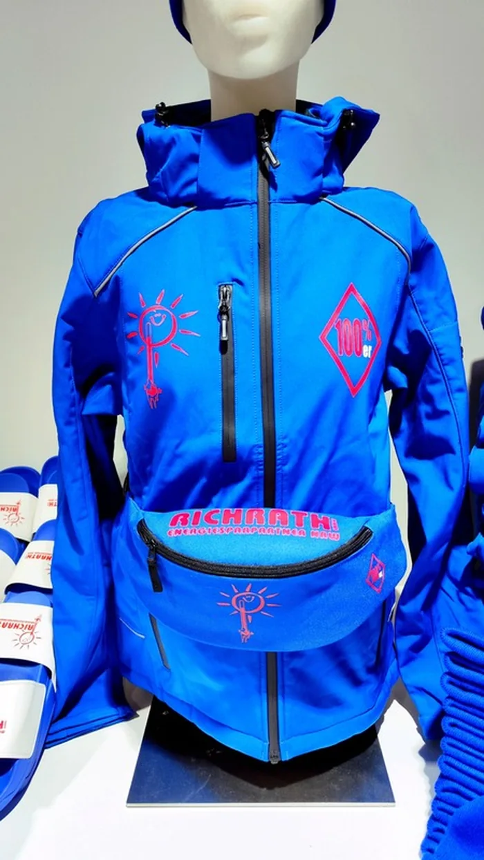 Blaue Funktionsjacke mit Richrath-Logo und Gürteltasche