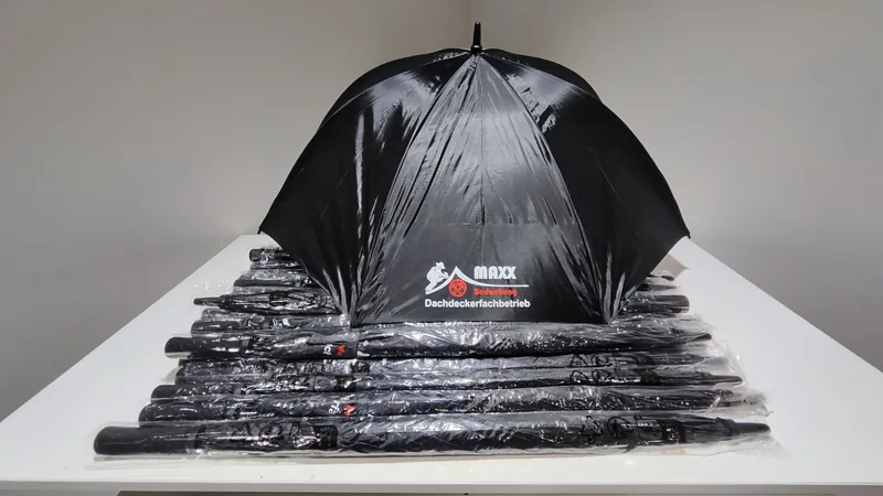 Regenschirm mit MAXX Bedachung Logo, verpackte Schirme im Stapel