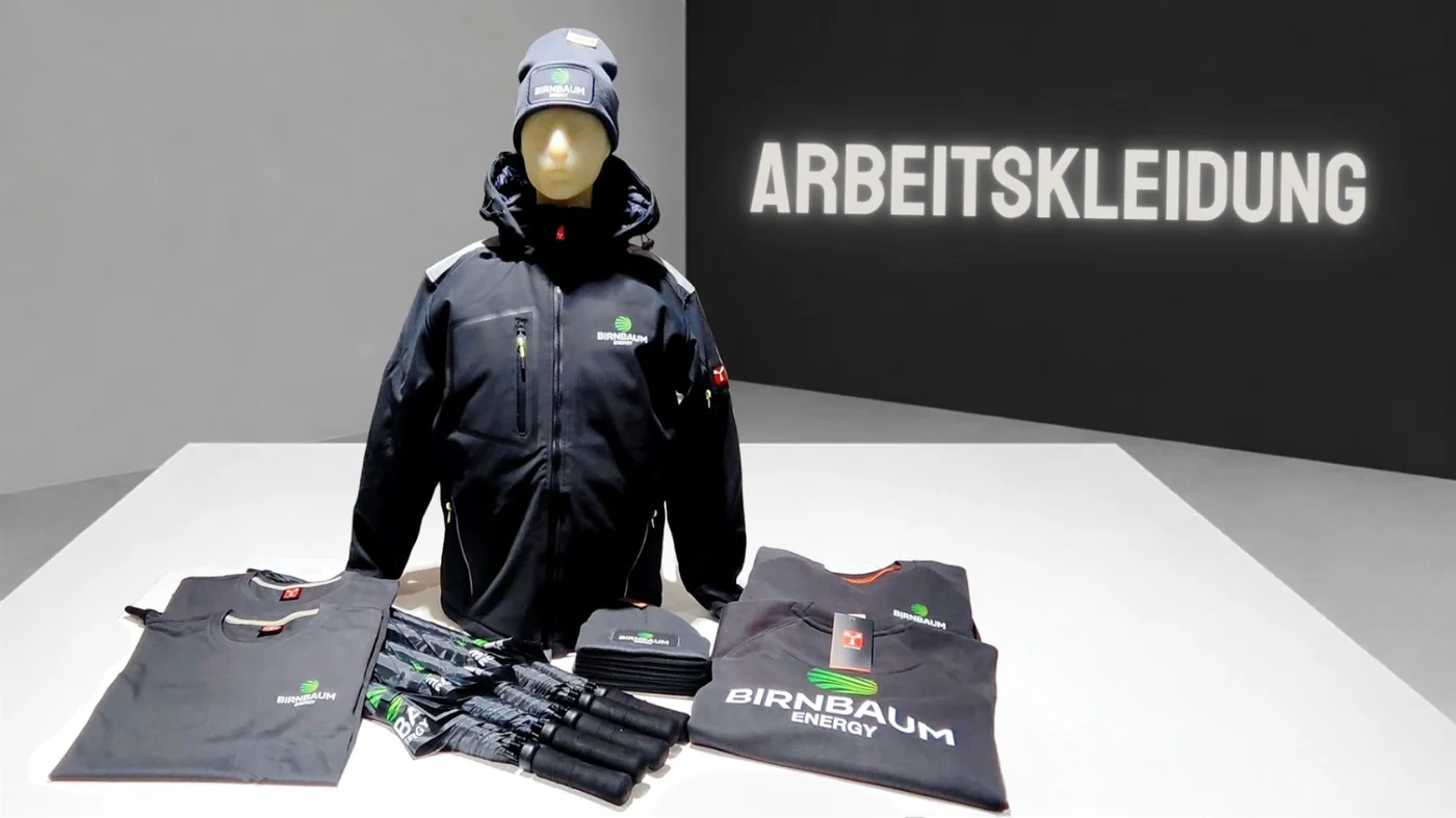 Arbeitskleidung — Jacke, Mütze und Shirts mit Firmenlogo